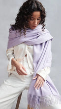 Load image into Gallery viewer, Big scarf 100% cashmere with fringes lila
