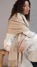 Load image into Gallery viewer, Big scarf 100% cashmere with fringes Sand color
