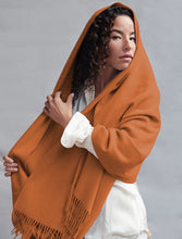 Load image into Gallery viewer, Big scarf 100% cashmere with fringes cognac
