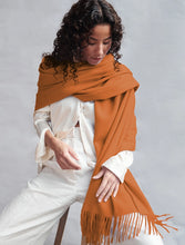 Load image into Gallery viewer, Big scarf 100% cashmere with fringes cognac
