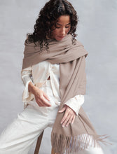 Load image into Gallery viewer, Big scarf 100% cashmere with fringes beige
